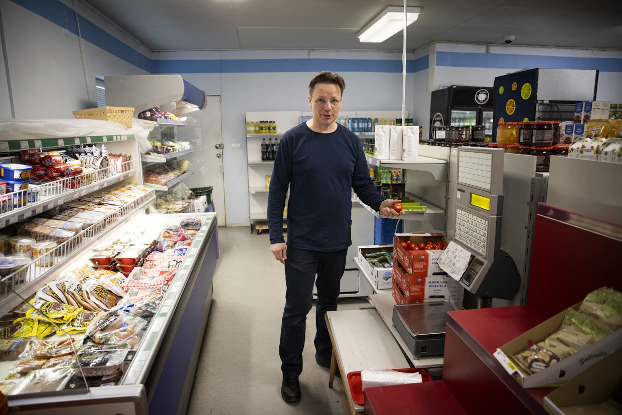 Tarmo Seila esittelee kyläkaupan valikoimaa. Kaikki tuotteet ovat kotimaisia.