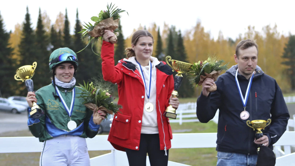 Sara Hautamäki voitti amatööriohjastajien Suomen mestaruuden. Toiseksi sijoittui Milla Markkanen ja kolmanneksi Jani Peräsalo.