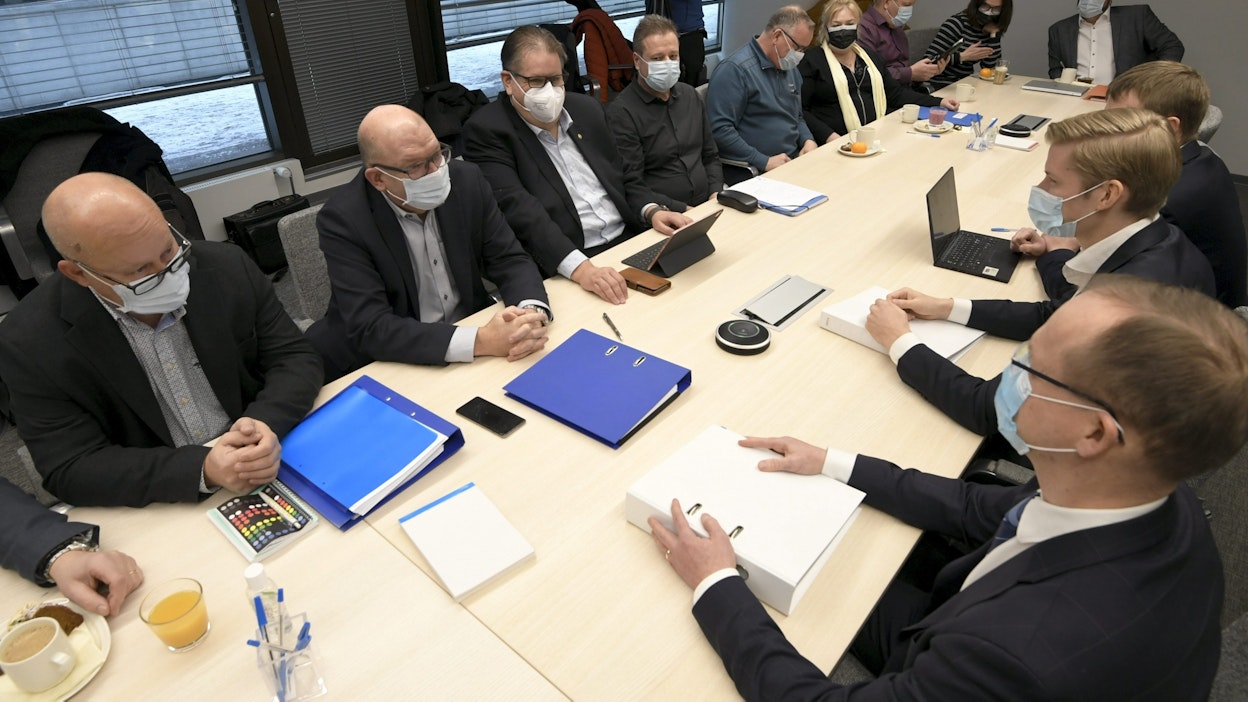 Työmarkkinoilla neuvottelut minkään alan palkankorotuksista eivät näytä etenevän ennen kuin keskeisen teknologiateollisuuden alan uusista työehdoista päästään sopuun.