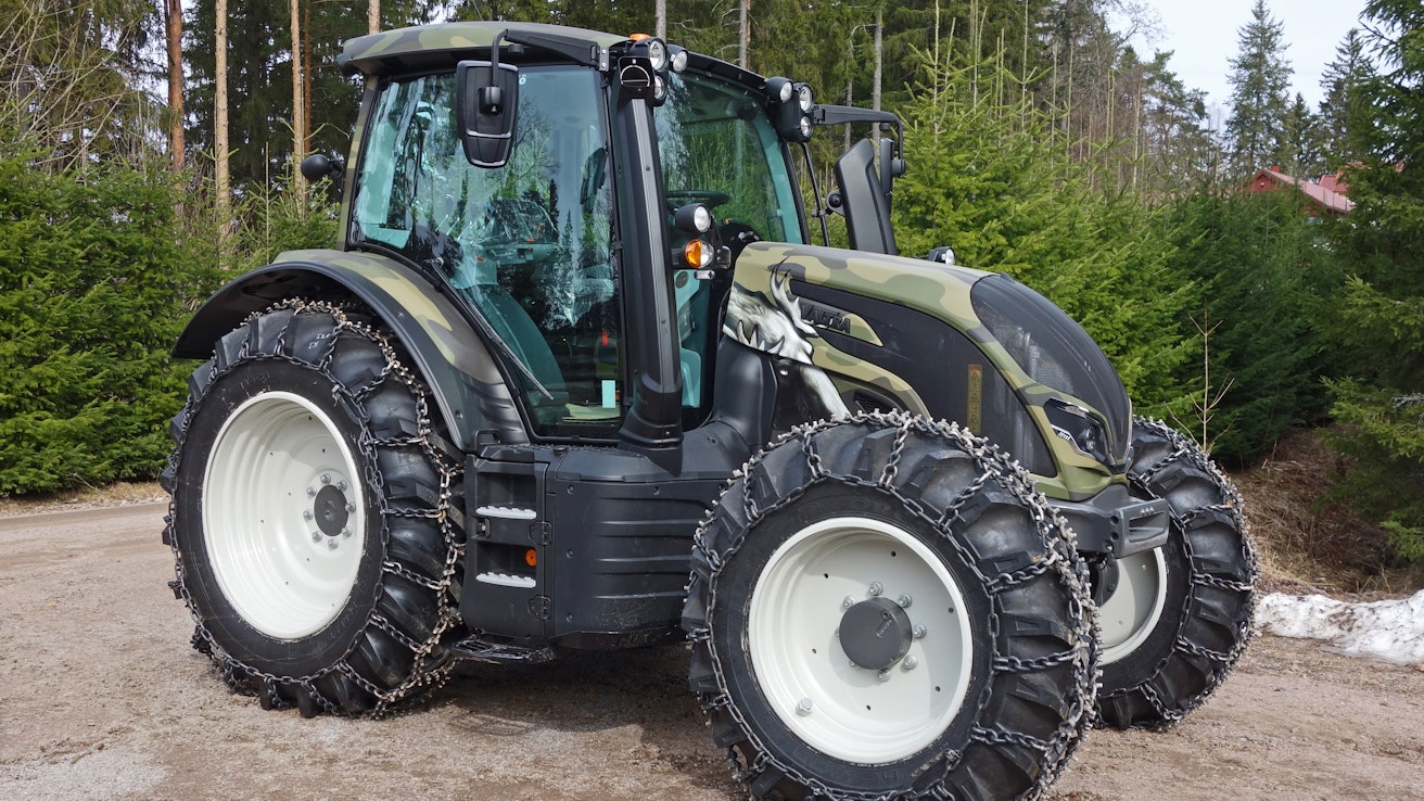 Artikkelissa on käytetty esimerkkinä MTK-säätiön hankkimaa Valtra N135 -traktoria. Sitä on tarkasteltu miettien, miten traktoria olisi varusteltava ajatellen sen käyttämistä kuormaajalla varustetun metsäkärryn kanssa tai toisaalta traktorin varustamista nosturilla ja kaatopäällä. Traktorissa on tehtaan asentamina metsäkäyttöön soveltuvat renkaat ja vanteet sekä pohjapanssari.