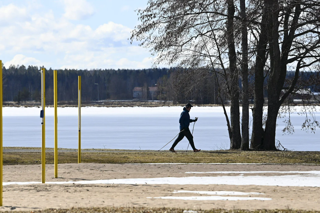 Maan etelä- ja keskiosissa on vielä maanantaina poutaista, Pohjois-Suomessa on epävakaisempaa. LEHTIKUVA / EMMI KORHONEN.