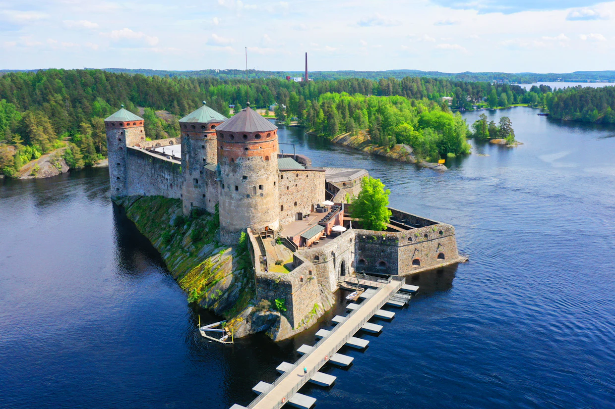 Olavinlinnan perusti vuonna 1475 tanskalaissyntyinen ritari Erik Akselinpoika Tott. Nykyisin Olavinlinna on yksi Suomen suosituimmista nähtävyyksistä.