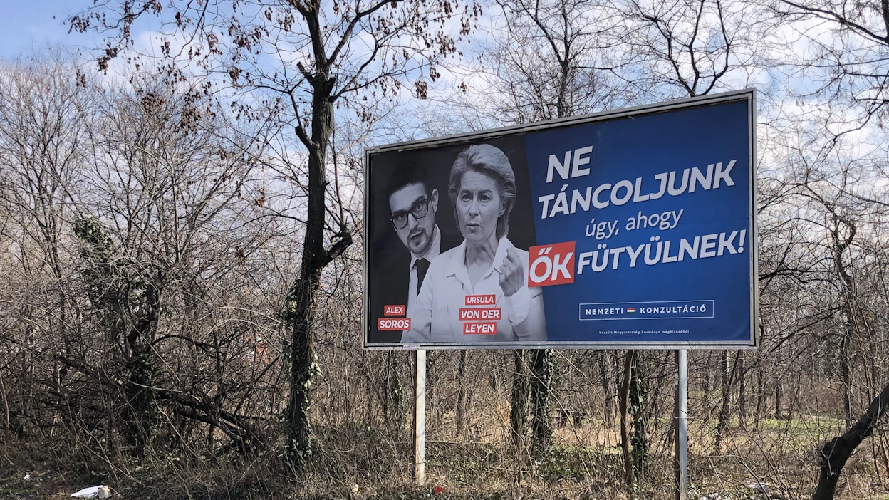 Helmikuussa kuvattu katukyltti Budapestin laitamilla. ”Emme tanssi heidän vihellyksensä mukaan”, se julistaa.