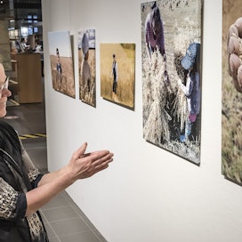 Johanna Nelimarkkaa puhuttelee eniten valokuvanäyttelyssä Maatalousyrittäjä-otos, jota hallitsee lähikuva viljelijän käsistä.