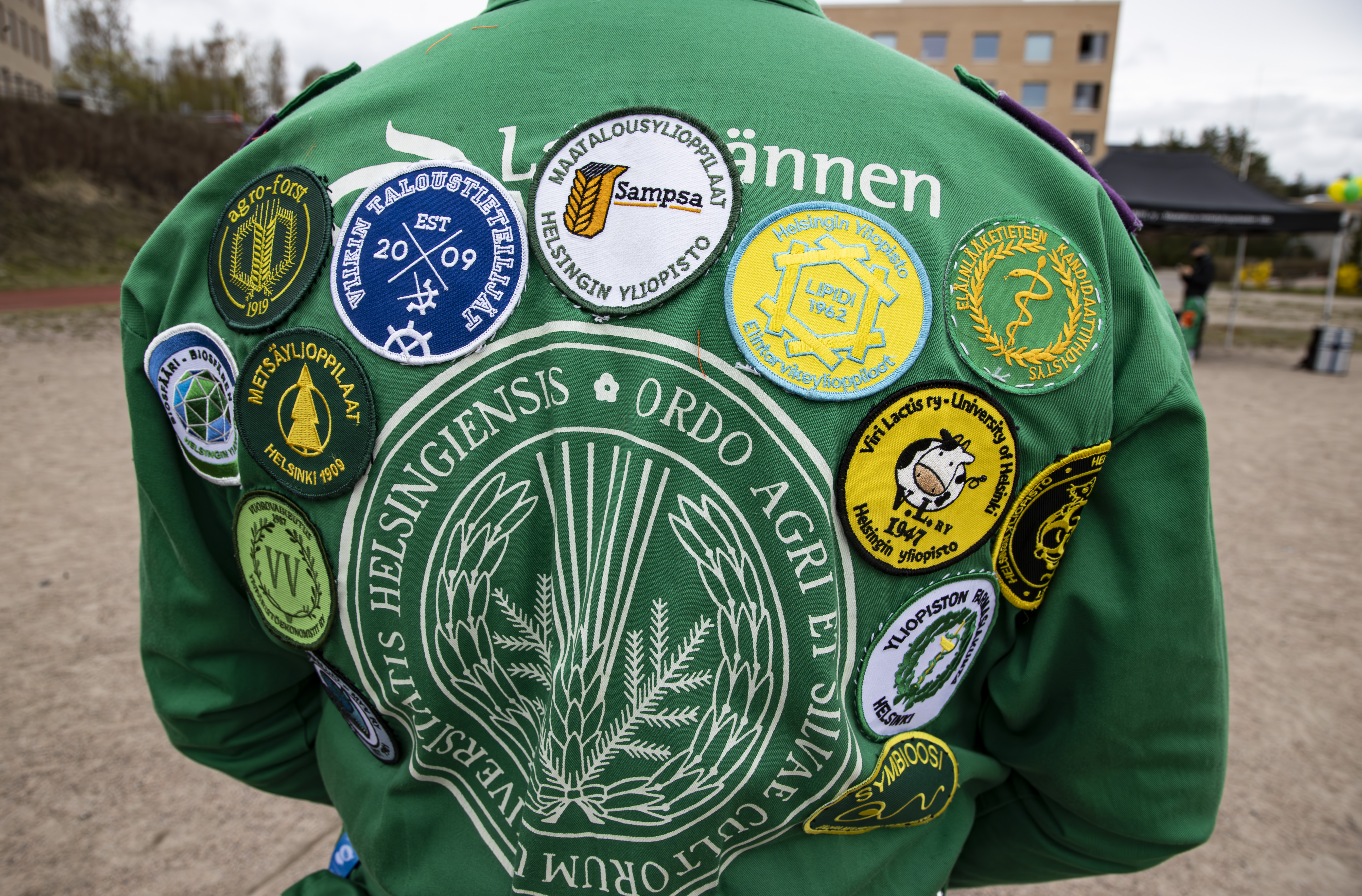 Nykyään maataloustieteiden opiskelijat ovat tuttu näky Helsingin yliopiston Viikin-kampuksella, mutta vuonna 1925 maatalouskorkeakoulu vasta päätettiin sijoittaa pääkaupunkiin. Kuvituskuva vuodelta 2025.