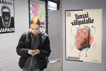 Aada Huikuri valmistuu keväällä graafiseksi suunnittelijaksi. Vieressä Emil Heikkilän suunnittelema juliste tanssivasta leivästä.