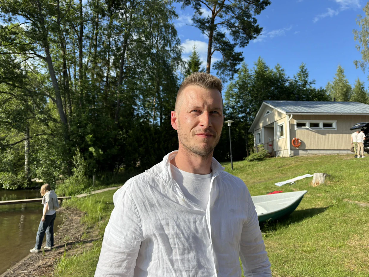 Kalle Vainio kertoo kurkkusatoa tulevan mukavasti.
