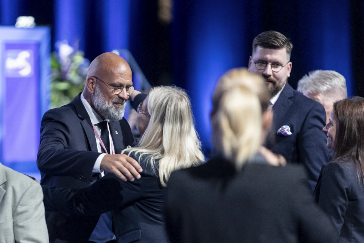 Puoluejohto sai jatkokauden Tampereella. Kuvassa vasemmalla halaavat valitut varapuheenjohtajat Mauri Peltokangas ja Leena Meri. Oikealla kolmanneksi varapuheenjohtajaksi valittu Sebastian Tynkkynen.