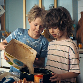 Mökö (Hugo Koivulehto) ja Luru (Nino Kröger) yrittävät itse leipoa syntymäpäiväkakkuaan. Lopputulos on savuava.
