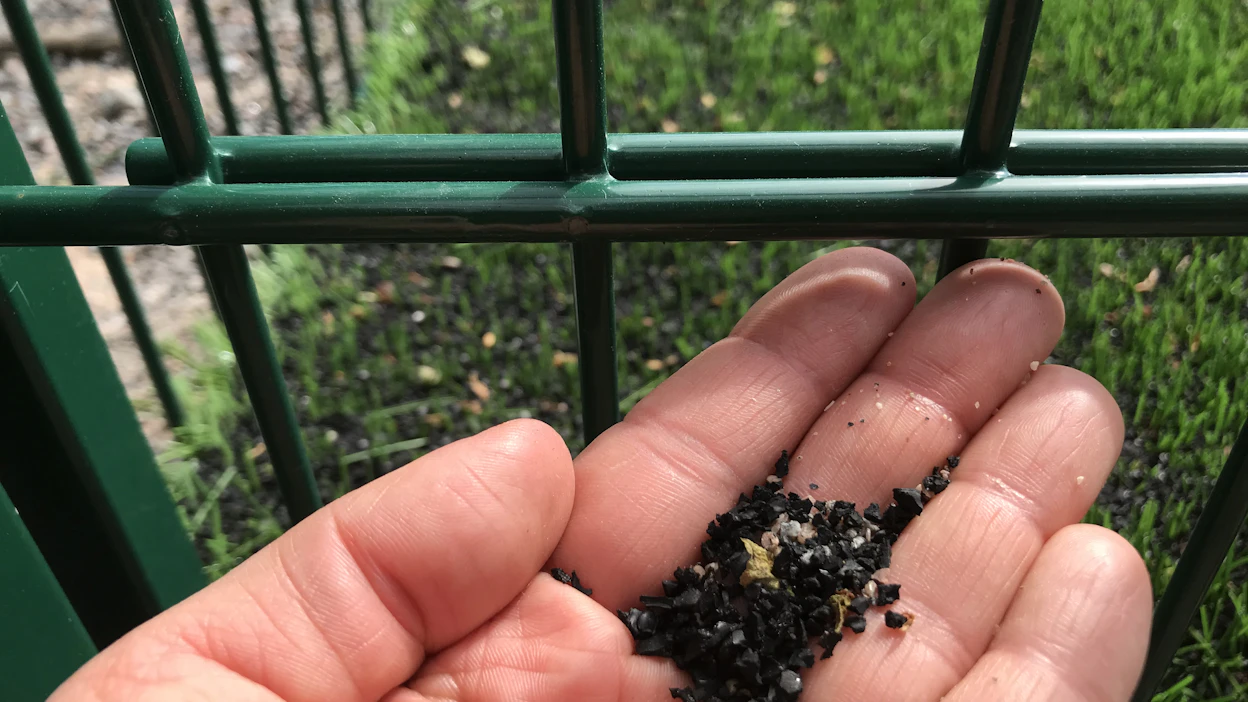 Kumirouhetta käytetään tekonurmilla ja urheilukentillä, joista se kulkeutuu pois muun muassa aurattavien lumien ja sateiden mukana. Joillain kentillä huuhtoutumista pyritään estämään ojituksilla ja muovisieppareilla.