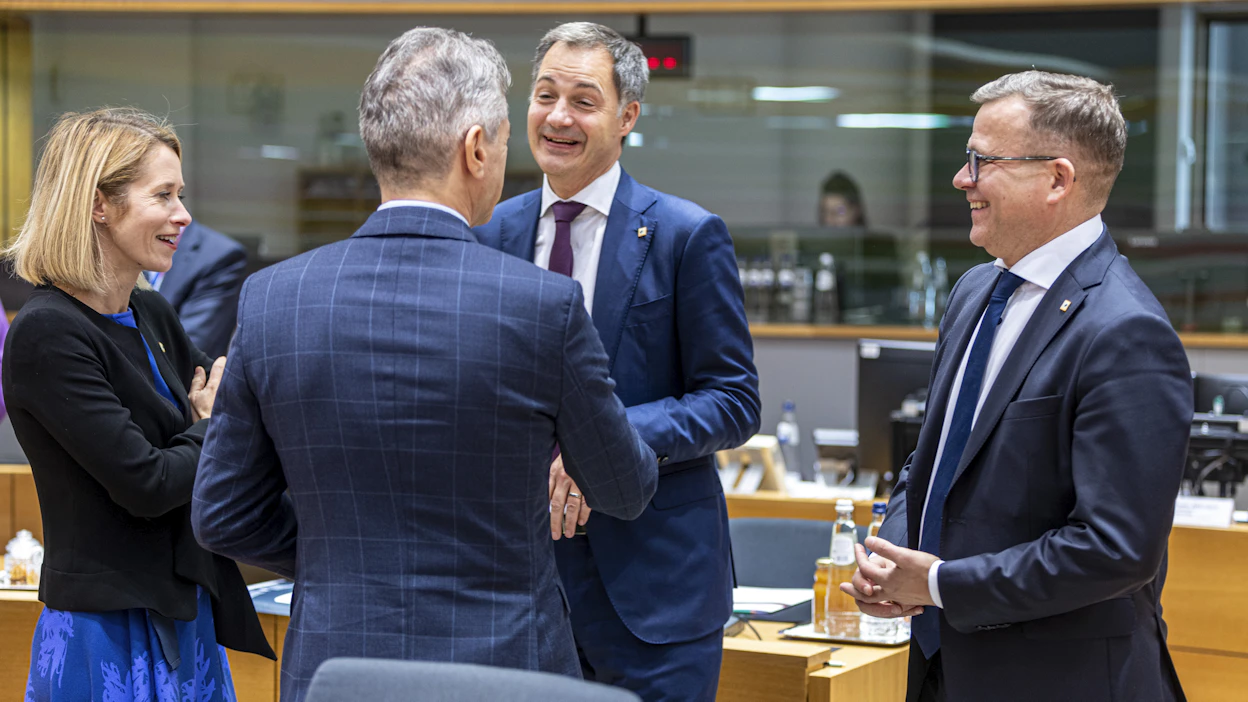 EU-johtajat eivät viime viikon lopun huippukokouksessa pystyneet päättämään Ukrainalle myönnettävästä 50 miljardin euron tukipaketista. Suomen pääministeri Petteri Orpo (oikealla) keskusteli ennen kokouksen alkua muiden muassa Viron pääministeri Kaja Kallaksen (vasemmalla) ja Kreikan pääministeri Kyriakos Mitsotakisin (keskellä) kanssa.