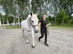 Ian Solo on Jonna Kortelaisen pitkäaikainen opetusmestari ja ystävä, joka on luotsannut ratsastajansa helpoista vaativiin kouluratsastusluokkiin.