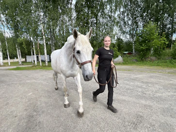 Ian Solo on Jonna Kortelaisen pitkäaikainen opetusmestari ja ystävä, joka on luotsannut ratsastajansa helpoista vaativiin kouluratsastusluokkiin.