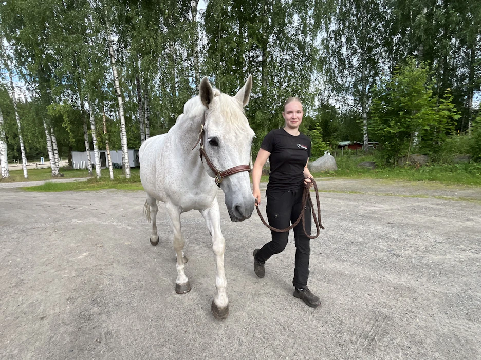 Ian Solo on Jonna Kortelaisen pitkäaikainen opetusmestari ja ystävä, joka on luotsannut ratsastajansa helpoista vaativiin kouluratsastusluokkiin.