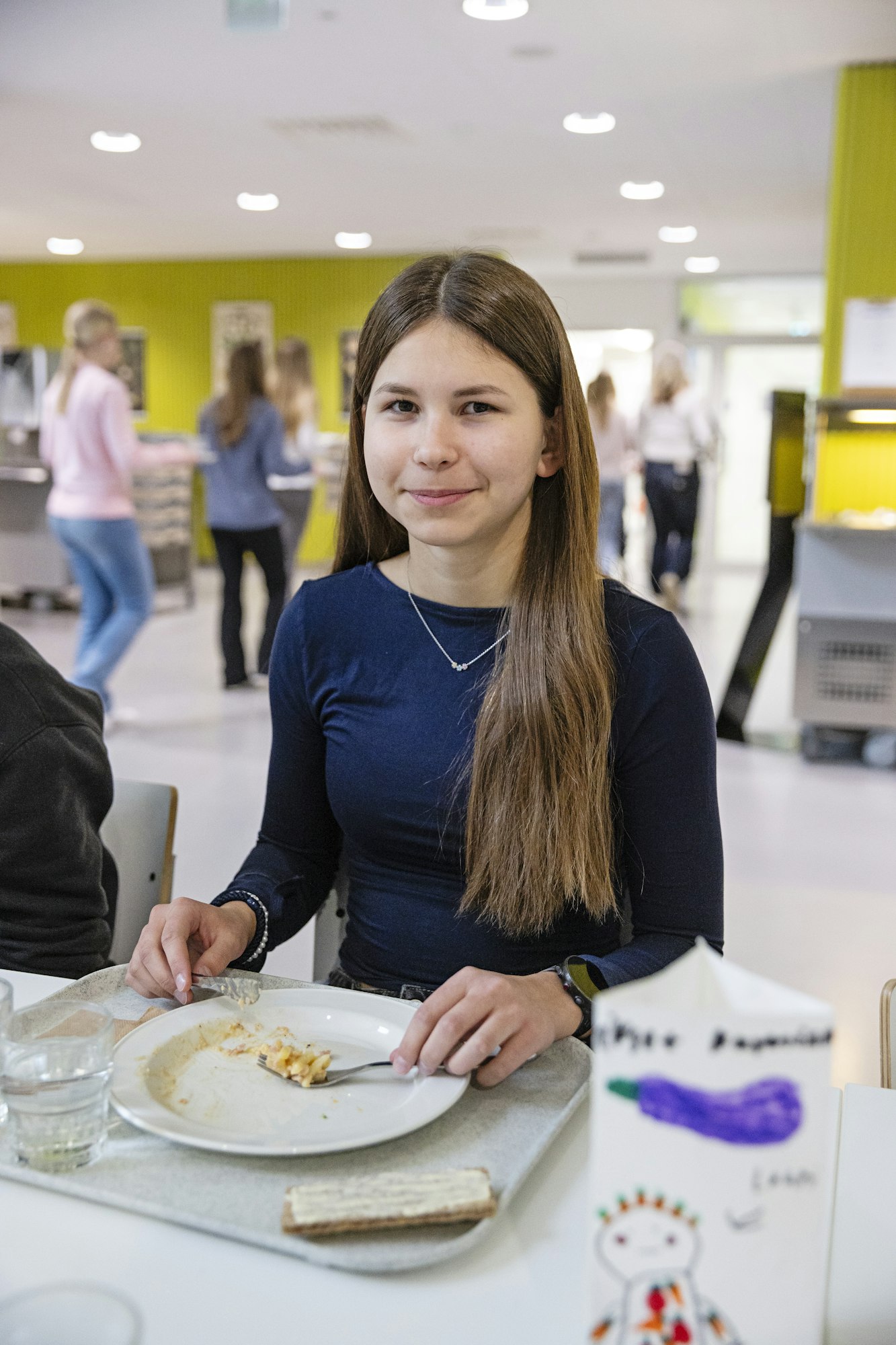 Ninni Alitalo kavereineen viihtyy ruokalassa usein noin 45 minuuttia. Lounaan jälkeen on kiva jäädä vielä juttelemaan.