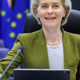 Ursula von der Leyenin johtama EU:n komissio suosittelee, että jäsenmaat tekevät joulukuun huippukokouksessa päätöksen aloittaa jäsenyysneuvottelut Ukrainan ja Moldovan kanssa. 