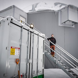 Maatalousyrittäjä Valtteri Nuutisen tilan yhteyteen Kiuruvedellä valmistui viime marraskuussa kookas biokaasulaitos. Se tuottaa tarvittavan sähkön ja energian omaan robottinavettaan.