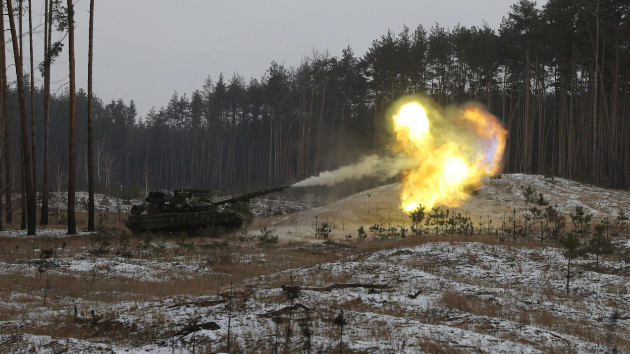 Venäjän lisäjoukot ovat vaikeuttaneet Ukrainan etenemistä Luhanskissa. Kuvassa ukrainalainen tankki lähellä Kreminnaa Luhanskin alueella aiemmin tammikuussa. LEHTIKUVA / AFP.