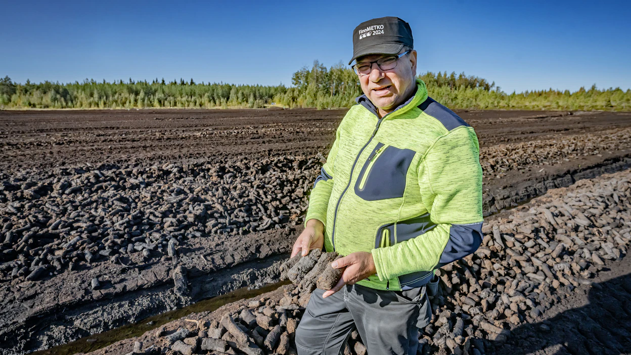 Turve- ja energiayrittäjä Marko Vainionpää tutki vuosi sitten syksyn viimeisiä palaturveaumoja Littunevalla Alajärvellä.