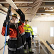 Arttu Leppänen (kuvassa etualalla) ja Atso Jauhiainen ovat toisen vuoden rakennusalan opiskelijoita Pohjoisen Keski-Suomen ammattiopistossa Laukaassa.