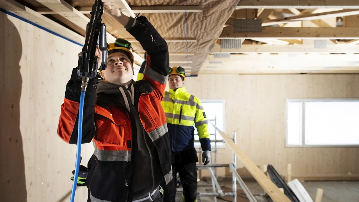 Arttu Leppänen (kuvassa etualalla) ja Atso Jauhiainen ovat toisen vuoden rakennusalan opiskelijoita Pohjoisen Keski-Suomen ammattiopistossa Laukaassa.
