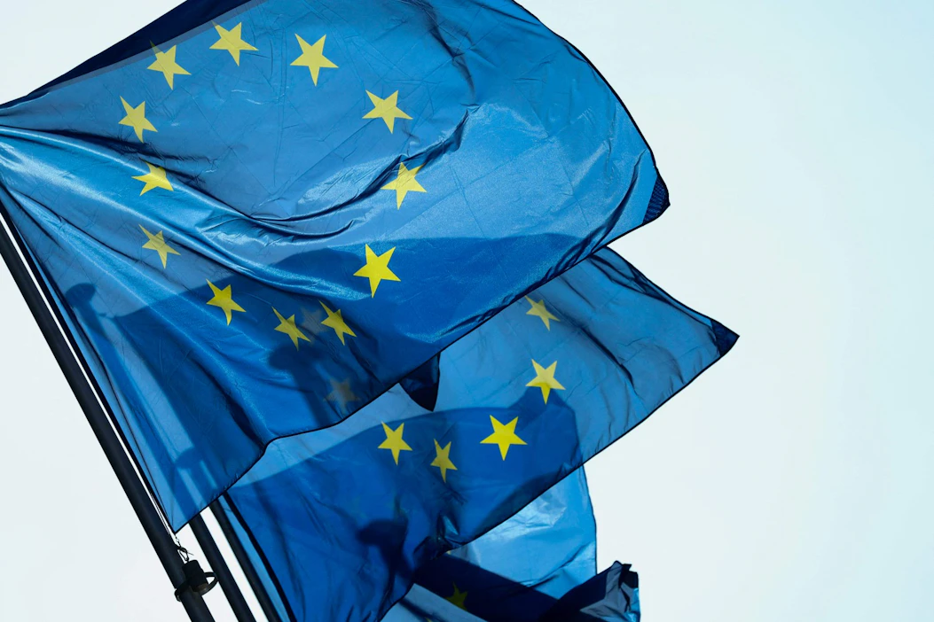 Uutistoimisto AFP kertoo Euroopan unionin hyväksyneen aloitteen, joka päättäisi polttomoottorilla toimivien ajoneuvojen myynnin alueella vuoteen 2035 mennessä. LEHTIKUVA/AFP.