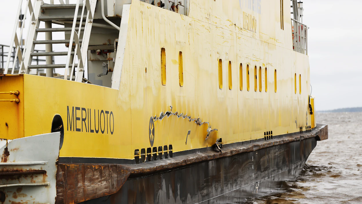 Kuvassa Oulunsalo–Hailuoto väliä liikennöinyt Meriluoto -lautta.