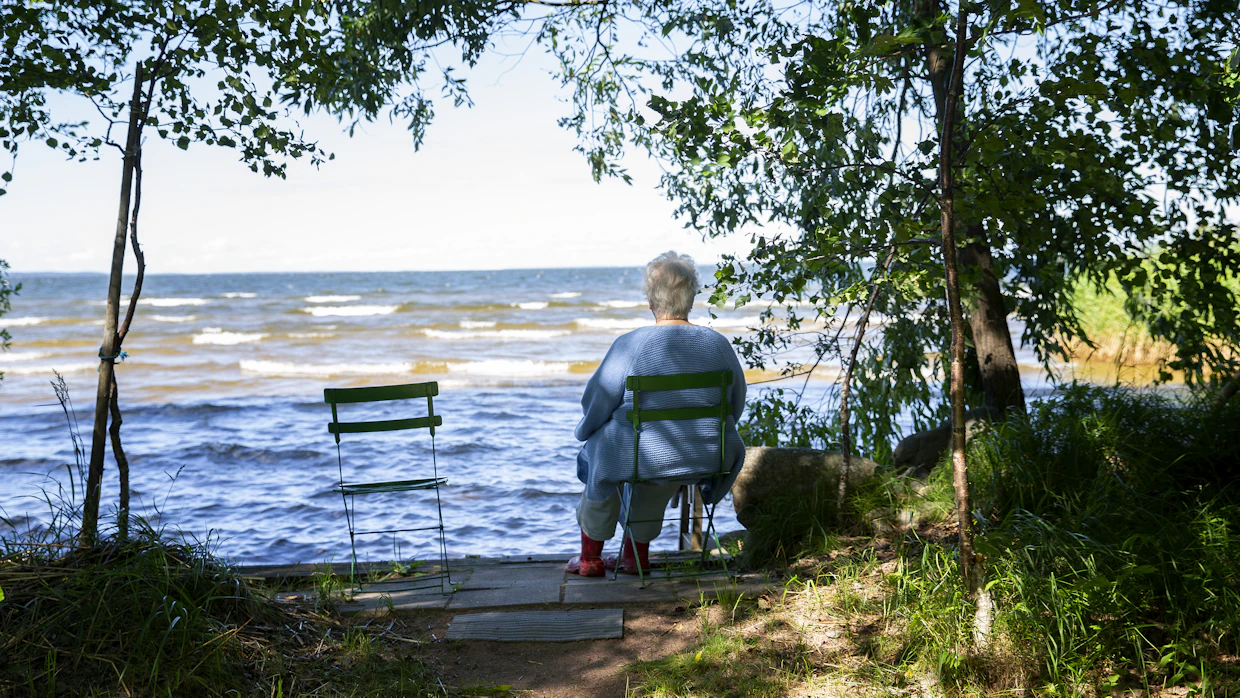 Tapaniset käyvät uimassa Pyhäjärvessä joka aamu. Pehkurannassa pitää kävellä parisataa metriä ennen kuin pääsee kunnolla uimaan.