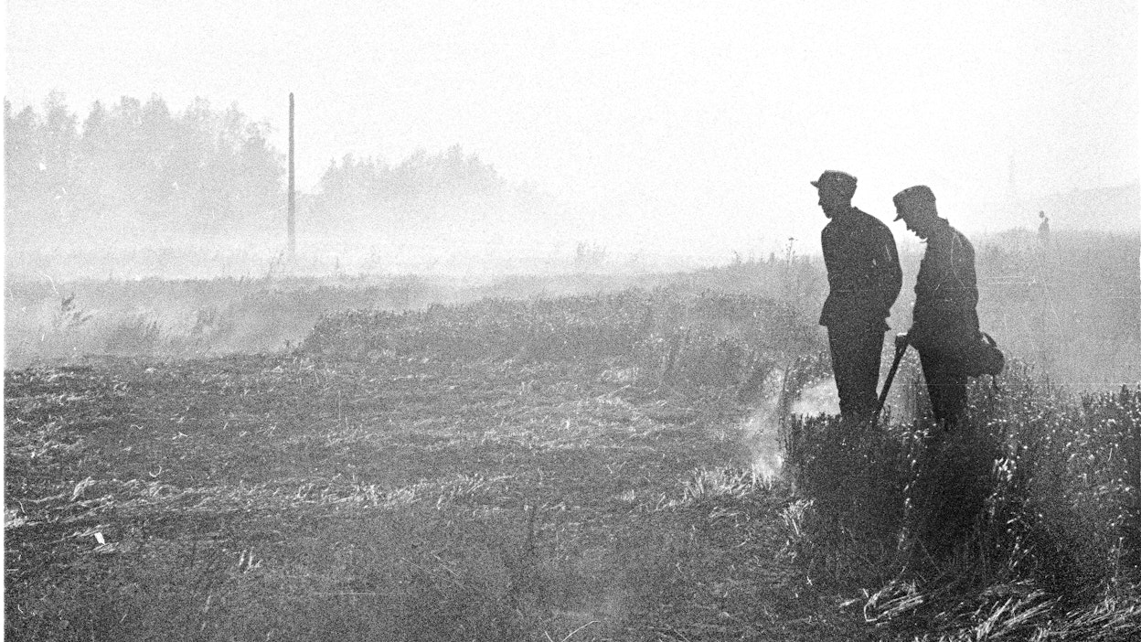 Kesähelteillä oli suuri vaara, että kipinä, huolimaton tulenkäsittely tai salama sytyttää metsäpalo. Kuva on heinäkuulta 1941.