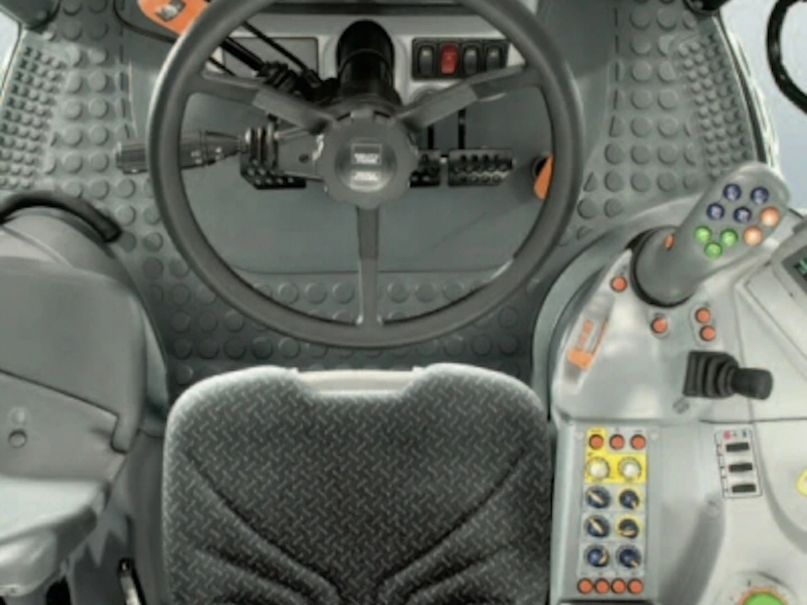 12DFAgrotron430TTVohjaamo