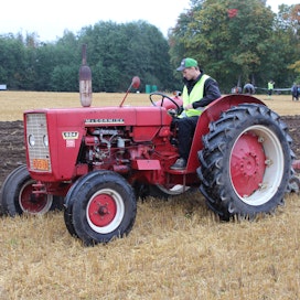 McCormick International 624 -traktoriin sai lisävarusteena Agriomatic S -vaihteiston, joka toimi hydraulisena pikavaihteena ja suunnanvaihtajana.