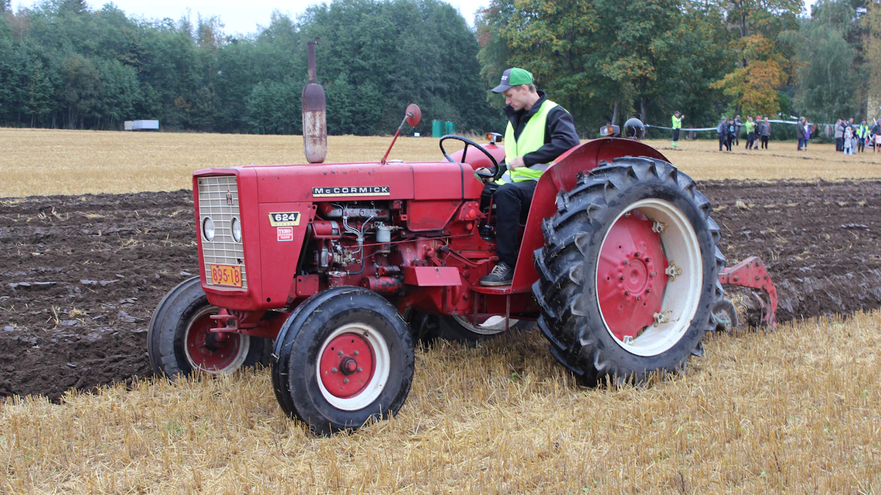 McCormick International 624 -traktoriin sai lisävarusteena Agriomatic S -vaihteiston, joka toimi hydraulisena pikavaihteena ja suunnanvaihtajana.