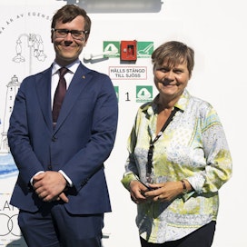 Suut maireana. Åland100 -projektin johtaja Tiina Björklund ja saarimaakunnan infrastruktuurista vastaava ministeri Christian Wikström poseerasivat Föglön-lautalla. Satavuotias itsehallinto näkyy ja kuuluu Ahvenanmaalla.