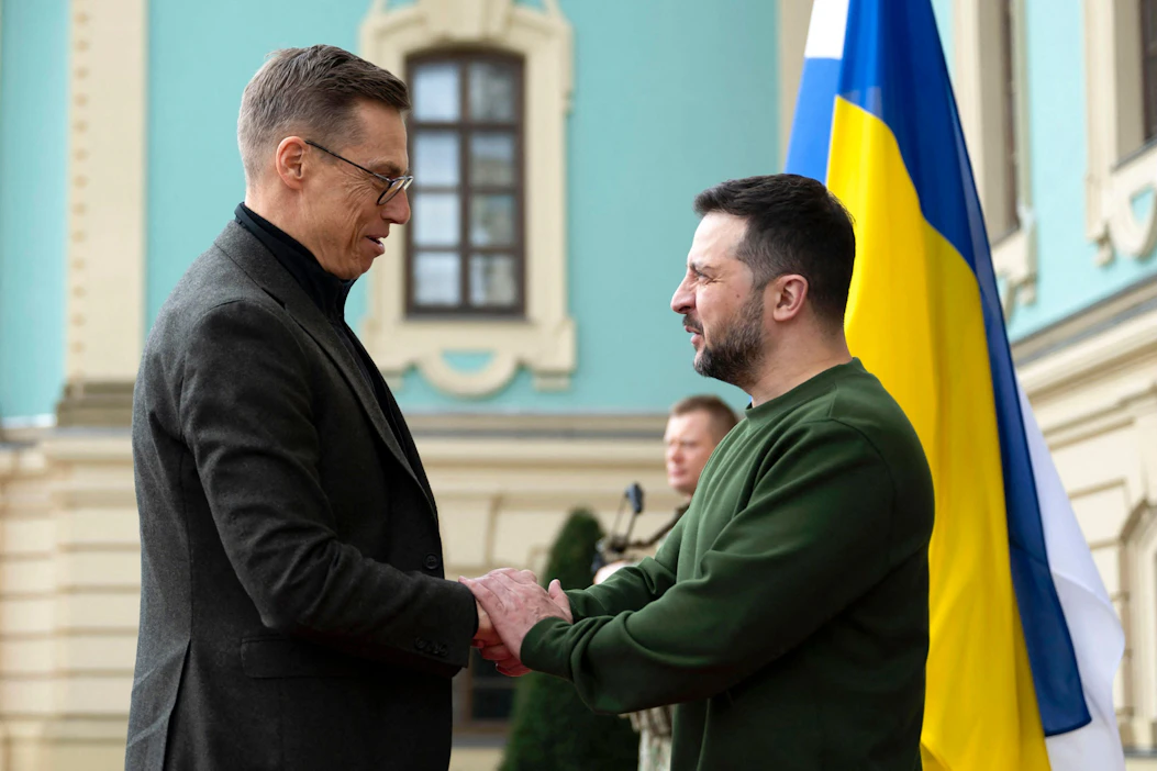 Presidentti Alexander Stubb painotti Yhdysvaltain Ukraina-tukipaketin tärkeyttä lauantaina. Stubb vieraili alkukuusta Kiovassa, jossa hän tapasi Ukrainan presidentin Volodymyr Zelenskyin. LEHTIKUVA/AFP/Ukrainan presidentinkanslia.