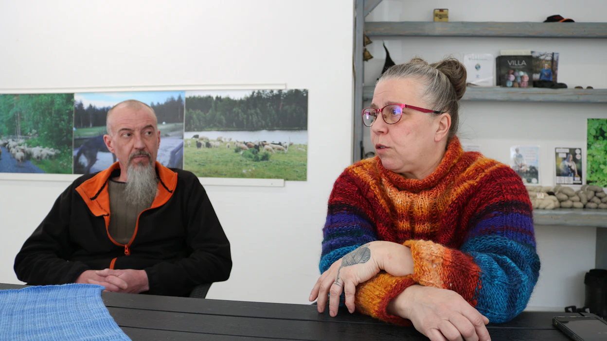 Satu Kumpulaisen Isokummun lammastilalla on myös oma teurastamo ja kehräämö sekä eläinavusteista sosiaalityötä. Kehräämön toimitusjohtaja on Satun veli Sami Kumpulainen (vas.).