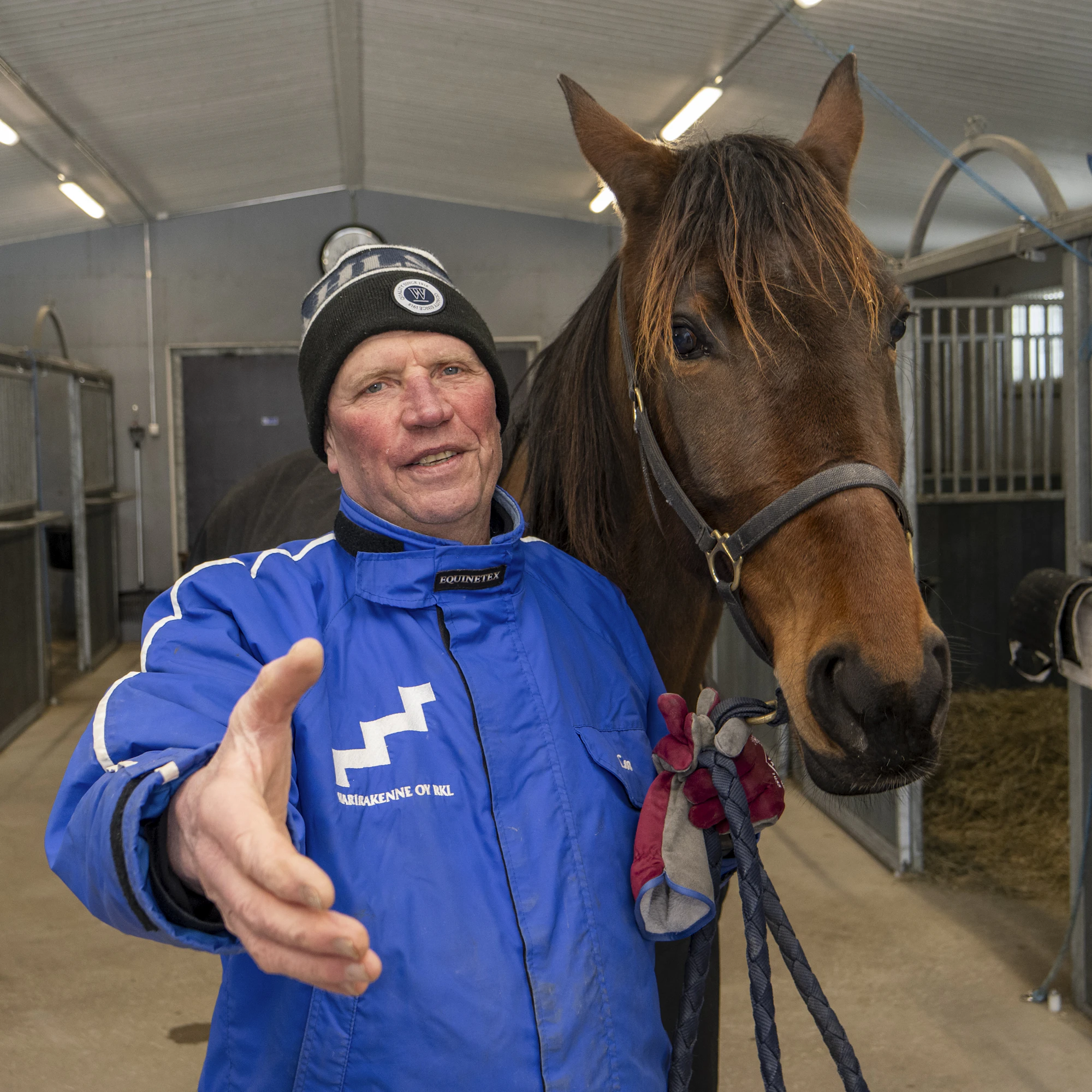 Leo Mönttinen on tehnyt elämänsä aikana valtavasti hevoskauppaa. Vaikka kaupanteko on hiljentynyt, Mönttisestä saa edelleen herkästi kauppakumppanin.