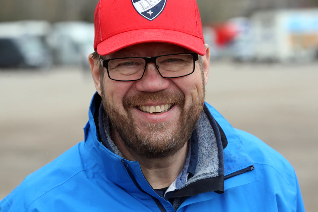 Kimmo Lampisella on pitkä kokemus kuntasektorilta terveysvalvonnan johtajana ja hevoseläinlääkärinä sekä niin ratsastus- kuin raviurheilun harrastajana.