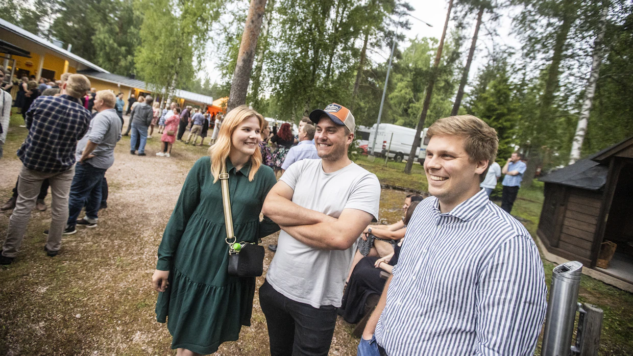 Neea Hakala, Arvo Vuori ja Lari-Pekka Hakala olivat lähteneet yli 20 hengen porukalla lavatansseihin katsomaan ensisijaisesti Komioita.