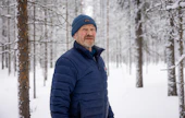 Nelisenkymmentä vuotta Metsähallitukselle työskennellyt Turunen on kokenut alan kaikki vaiheet hevoshakkuista alkaen. Taustalla omin käsin hoidettua männikköä.