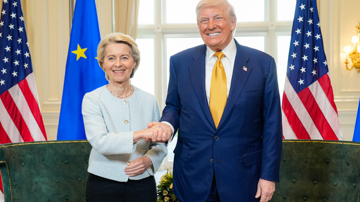 Ursula von der Leyen ja Donald Trump kättelevät diilin merkiksi Valkoisessa talossa 27.7.2025.