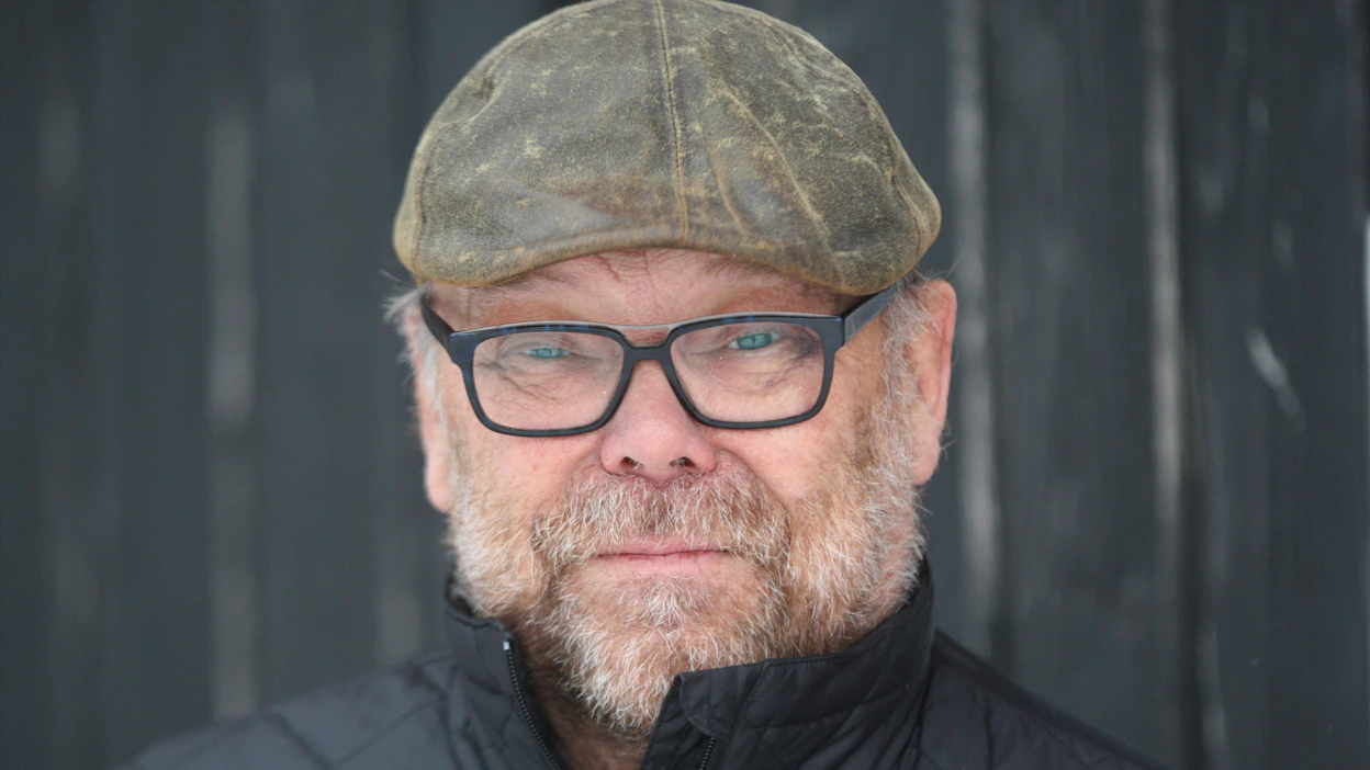 Tauno Hyriäinen seuraa useimmiten hevostensa juoksut paikanpäältä. Juhannuksena Hyriäinen ei kuitenkaan ehdi Rättvikiin seuraamaan Lara Bokon kauden avausstarttia.