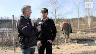 Juha Jokinen (vas.) haastattelee Heikki Hoffrenia tämän kotimaisemissa Kihniössä. Taustalla Väiskin Passi.