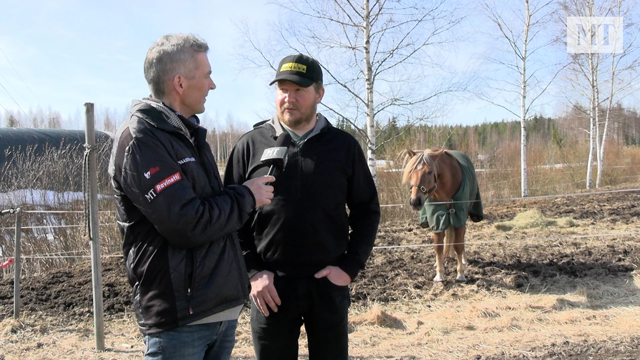 Juha Jokinen (vas.) haastattelee Heikki Hoffrenia tämän kotimaisemissa Kihniössä. Taustalla Väiskin Passi.
