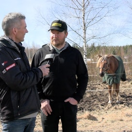 Juha Jokinen (vas.) haastattelee Heikki Hoffrenia tämän kotimaisemissa Kihniössä. Taustalla Väiskin Passi.