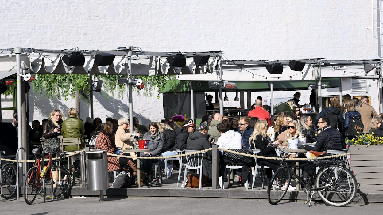 Vapunviettäjiä Helsingin keskustassa ravintolan terassilla aurinkoisena vappuaattona 30. huhtikuuta 2021. LEHTIKUVA / EMMI KORHONEN. 