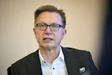 Raportin sisältöä esittelee julkistustilaisuudessa muun muassa alivaltiosihteeri Timo Lankinen valtioneuvoston kansliasta. EMMI KORHONEN / LEHTIKUVA.