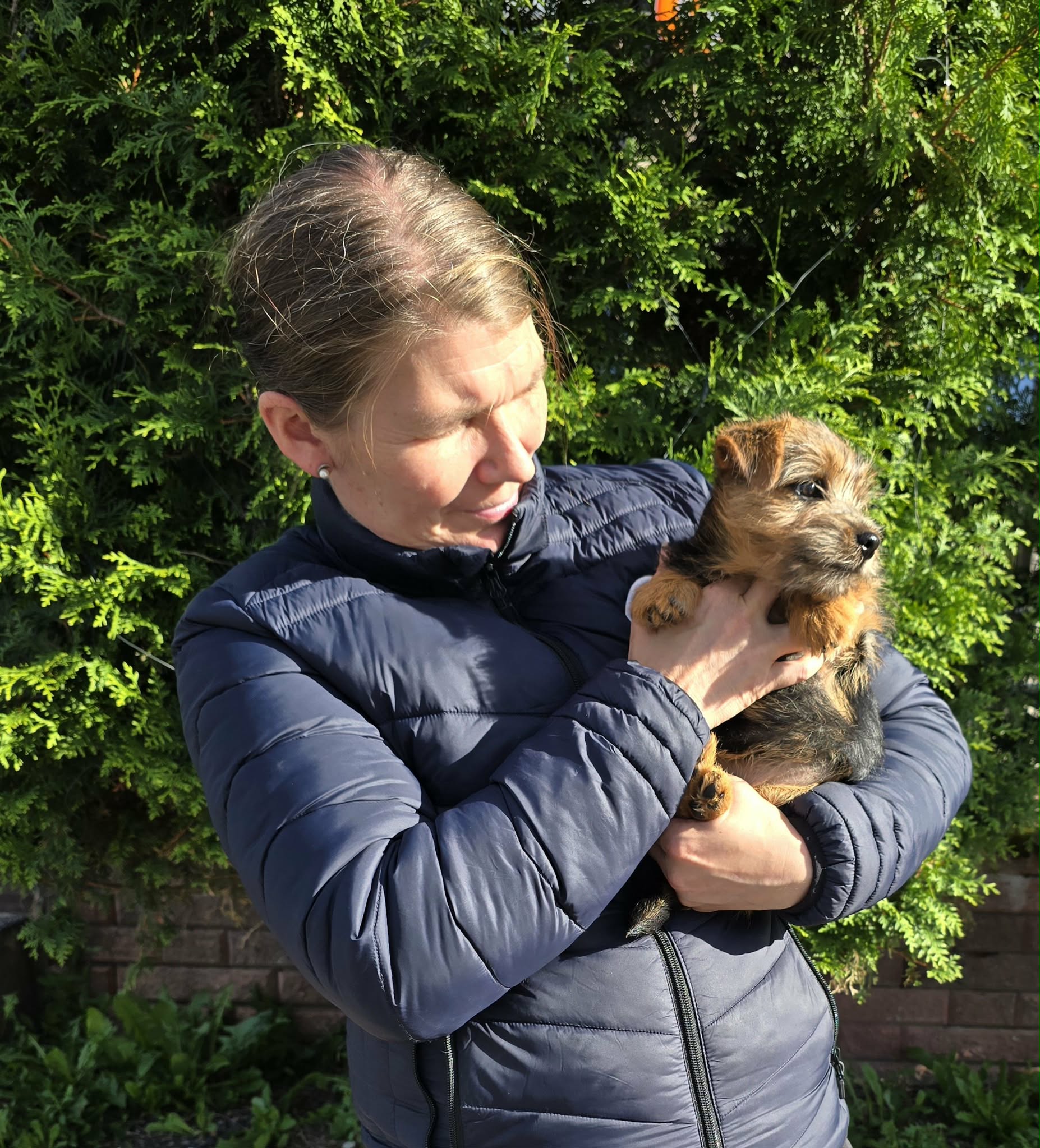 Kouluratsastaja Helkky Ylönen kokee koirakilpailemisen terapeuttisena.