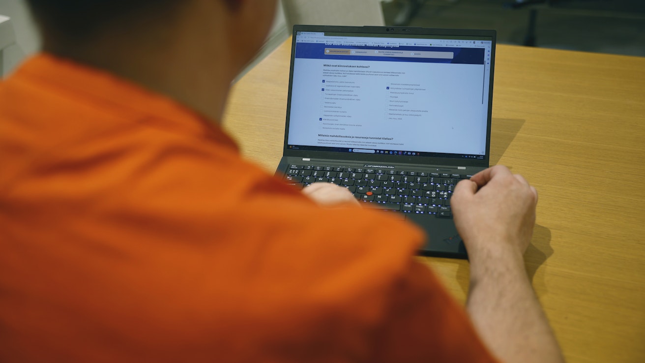 Veroilmoitusta täyttämässä. Kuvituskuva