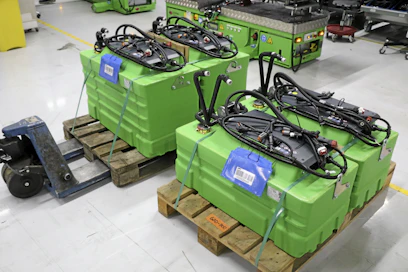Avant Power suunnittelee ja valmistaa akkuja pienkuormaimiin. Tällä hehtellä valmistetuksessa on akkupaketteja, joiden teho on 13 kWh ja 27 kWh. Kyseisiä akkuja käytetään kuormainmalleissa E513 ja E527.