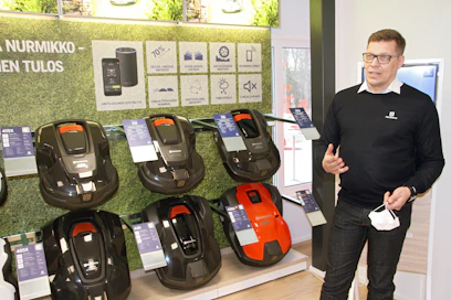 Oy Husqvarna Ab:n myyntipäällikkö Tuomas Kuivamäki kertoo, että tilaajapaine viheralueiden urakoinnissa käytettävien koneiden ja laitteiden sähköistämiseksi on kasvussa. Husqvarnan monipuolinen leikkurimallisto tarjoaa sähköiset robottileikkurit aina 5 000 m² aloille saakka.